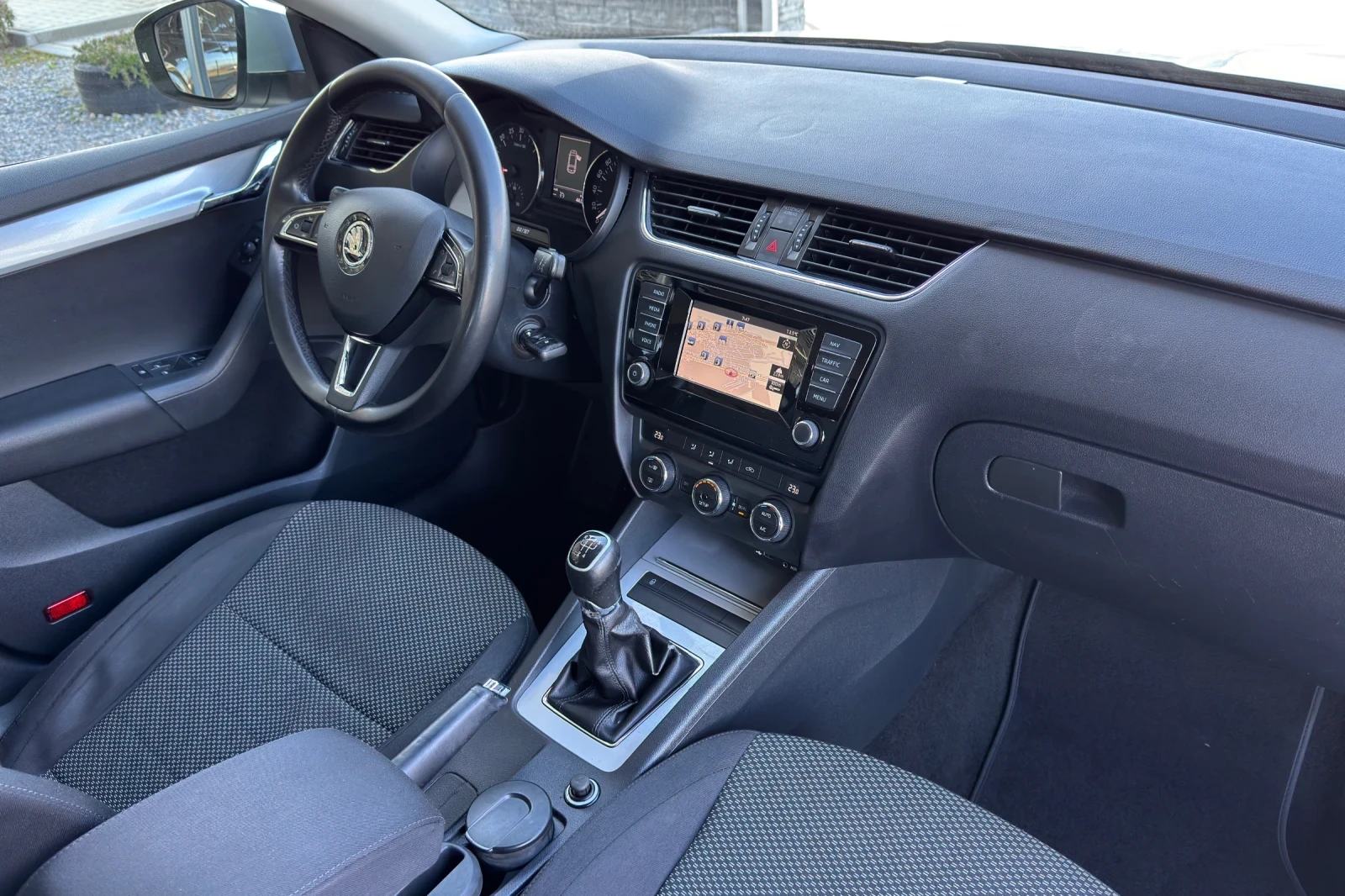 Skoda Octavia 1.6TDI 105кс * ПЕРФЕКТЕН* , снимка 10 - Автомобили и джипове - 53814239