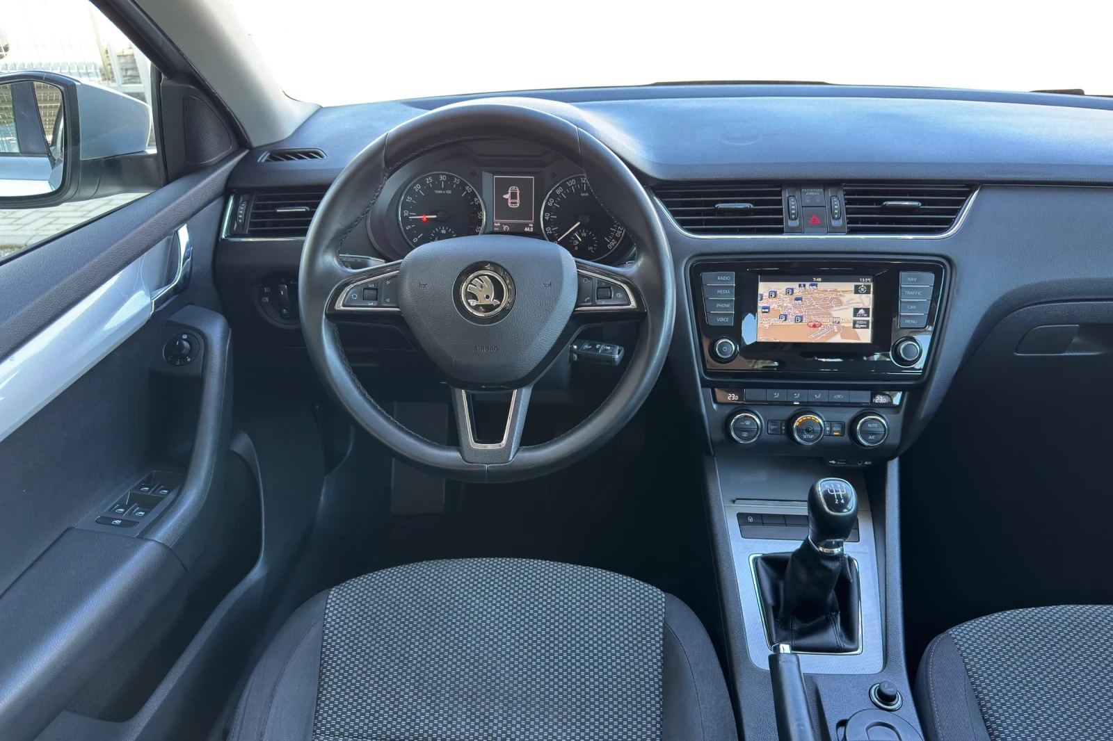 Skoda Octavia 1.6TDI 105кс * ПЕРФЕКТЕН* , снимка 13 - Автомобили и джипове - 53814239