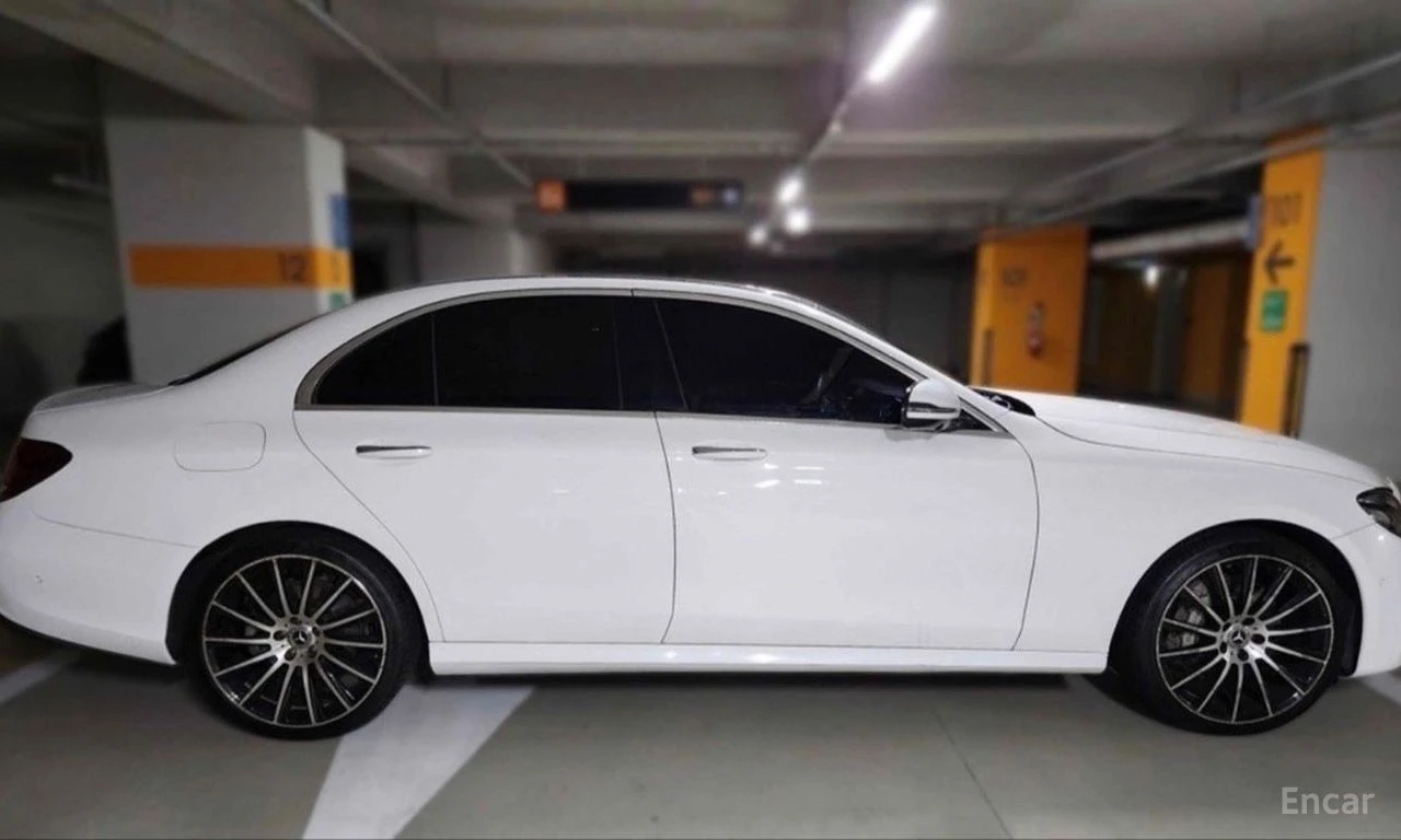 Mercedes-Benz E 350 4MATIC* AMG LINE* BURMESTER* 360 CAM* HEAD-UP* , снимка 4 - Автомобили и джипове - 54827774