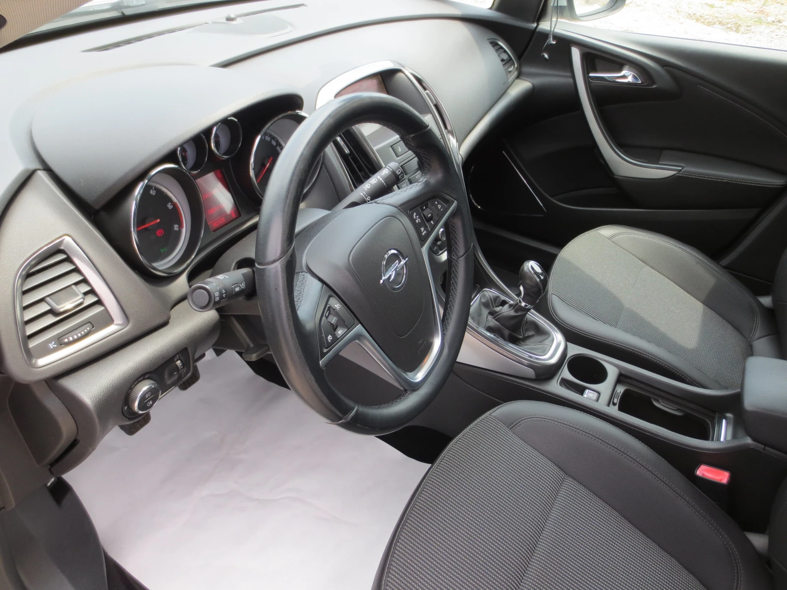 Opel Astra 1.7 CDTI , снимка 8 - Автомобили и джипове - 55378012