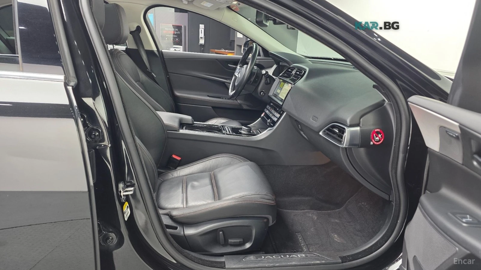 Jaguar XE 20d Prestige* КОЖА* НАВИ* ПАНО* КАМЕРА, снимка 9 - Автомобили и джипове - 55864034
