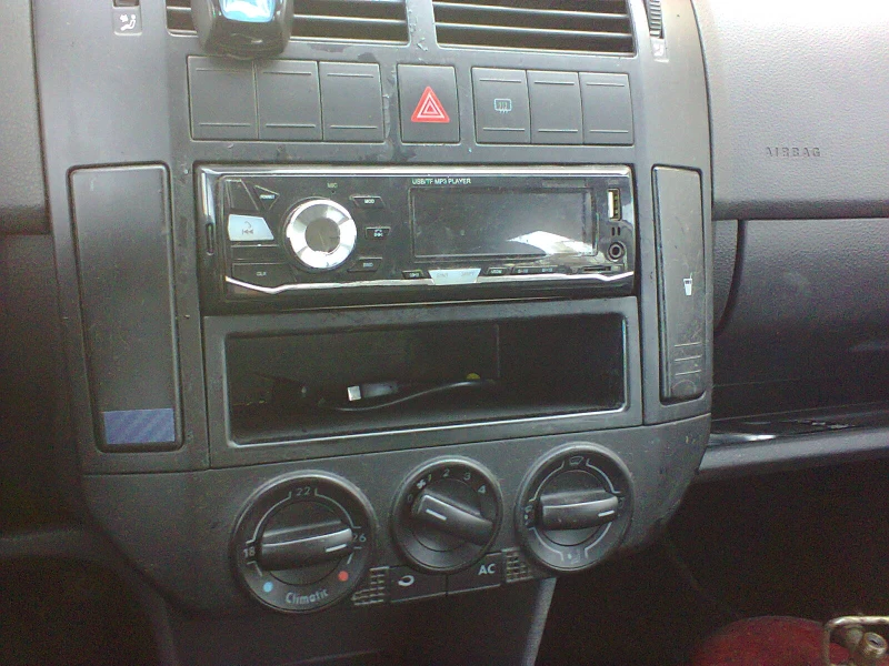 VW Polo 1.4 i - * KLIMATIK* - 75 коня , снимка 11 - Автомобили и джипове - 52947419