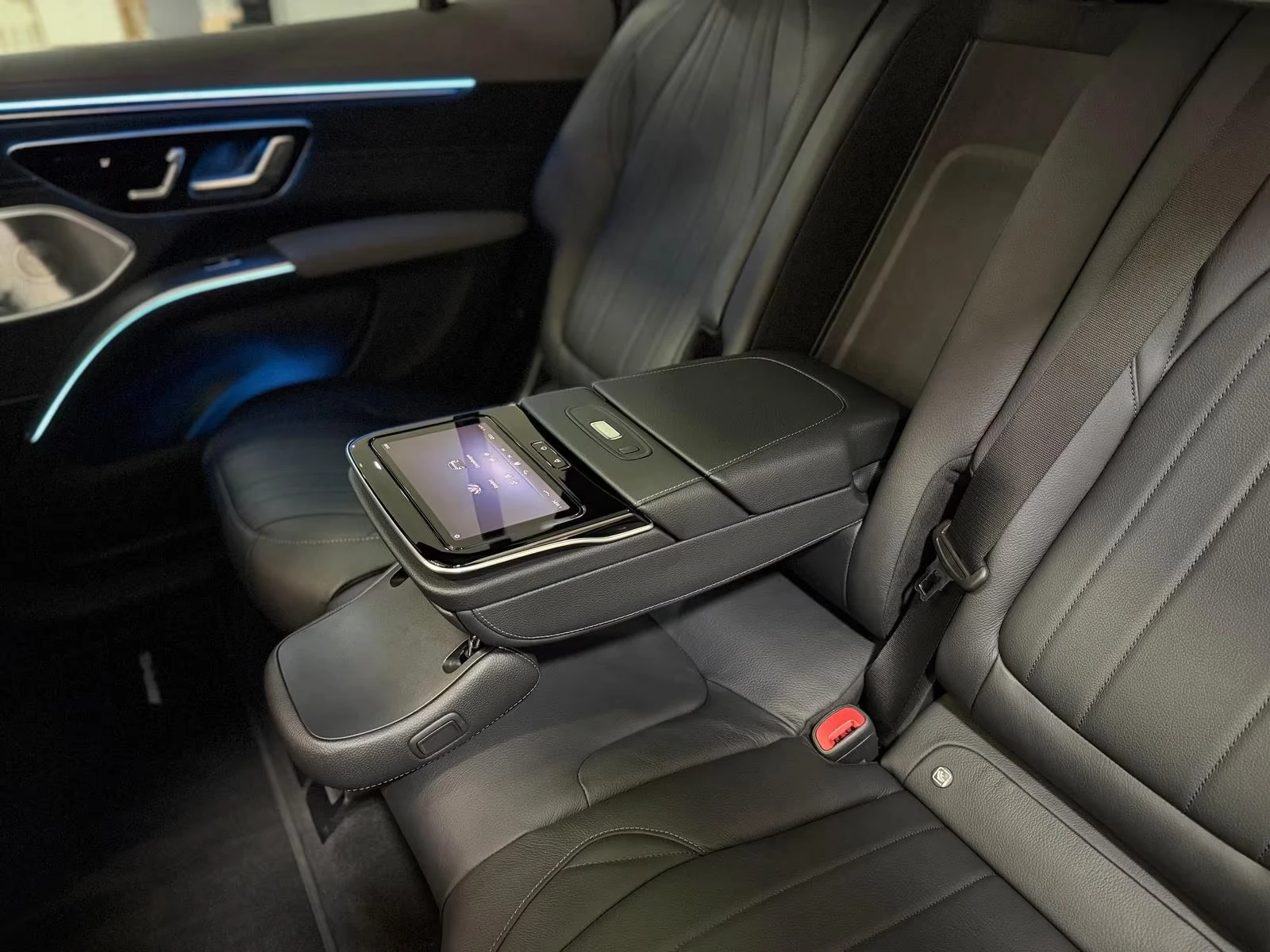 Mercedes-Benz EQS 450+ / SUV / AMG / HYPERSCREEN/ AIRMATIC/ 360/ HUD, снимка 16 - Автомобили и джипове - 55033935