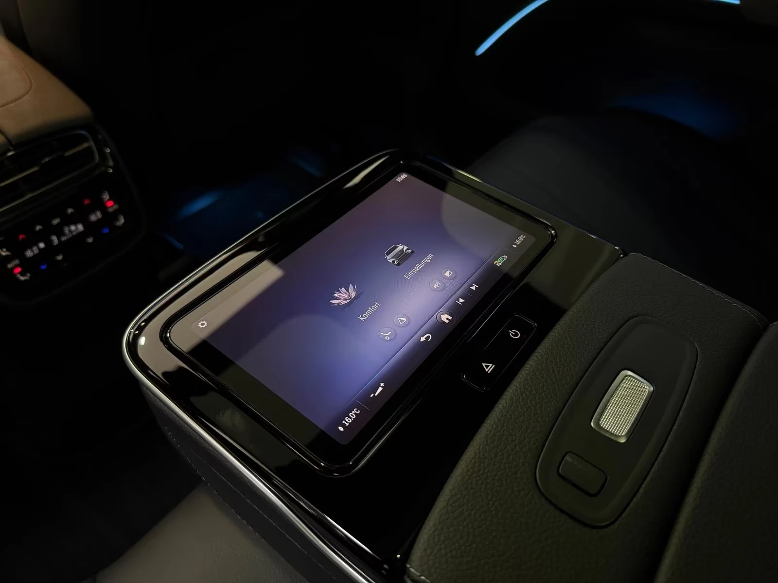 Mercedes-Benz EQS 450+ / SUV / AMG / HYPERSCREEN/ AIRMATIC/ 360/ HUD, снимка 17 - Автомобили и джипове - 55033935