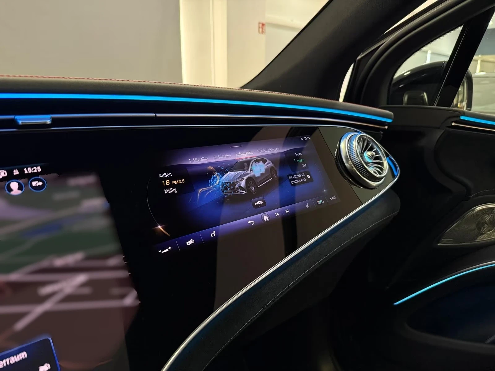 Mercedes-Benz EQS 450+ / SUV / AMG / HYPERSCREEN/ AIRMATIC/ 360/ HUD, снимка 13 - Автомобили и джипове - 55033935