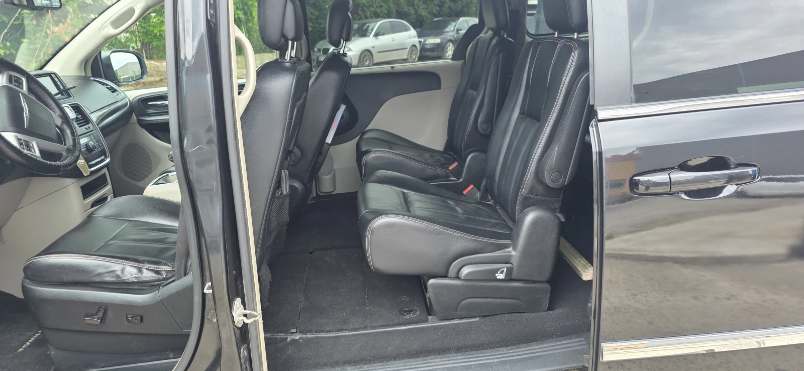 Chrysler Town and Country 3.6, снимка 8 - Автомобили и джипове - 55151921