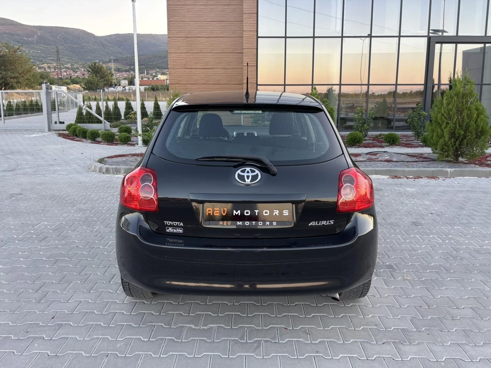 Toyota Auris 1.6Vvti/124кс/Автомат/Ксенон/KEYLESs GO, снимка 6 - Автомобили и джипове - 56022381