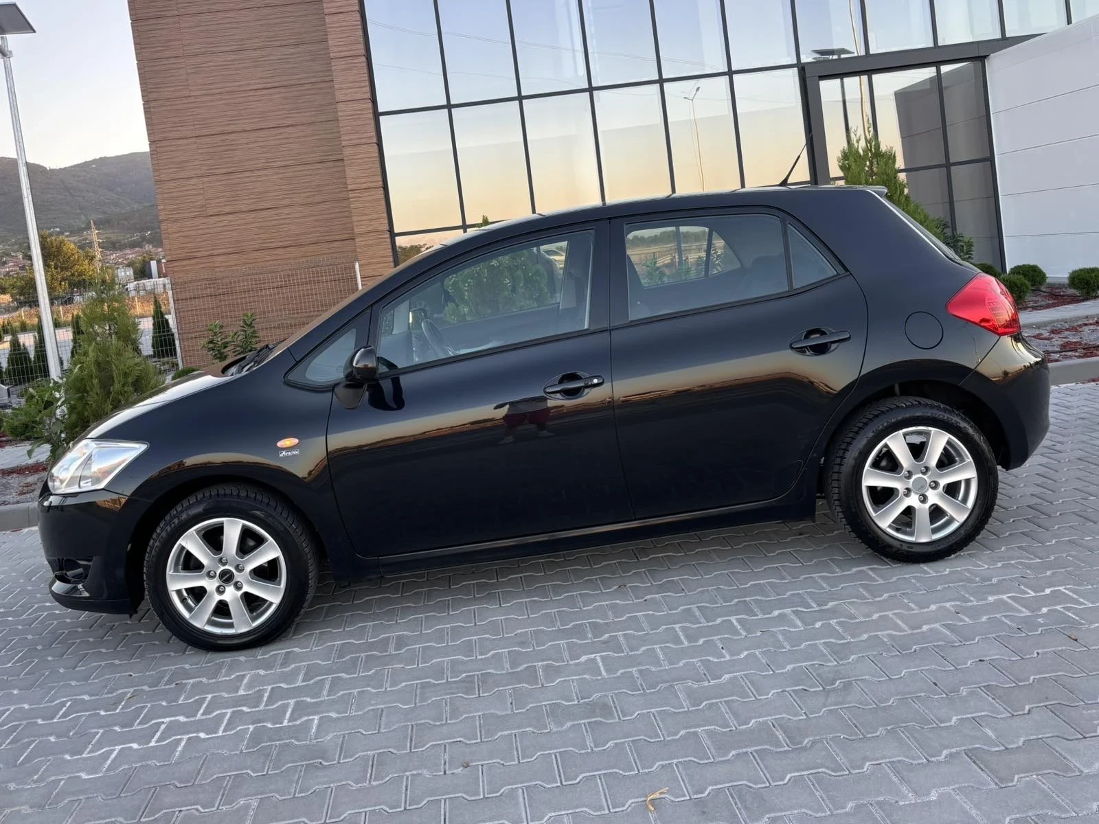 Toyota Auris 1.6Vvti/124кс/Автомат/Ксенон/KEYLESs GO, снимка 5 - Автомобили и джипове - 56022381