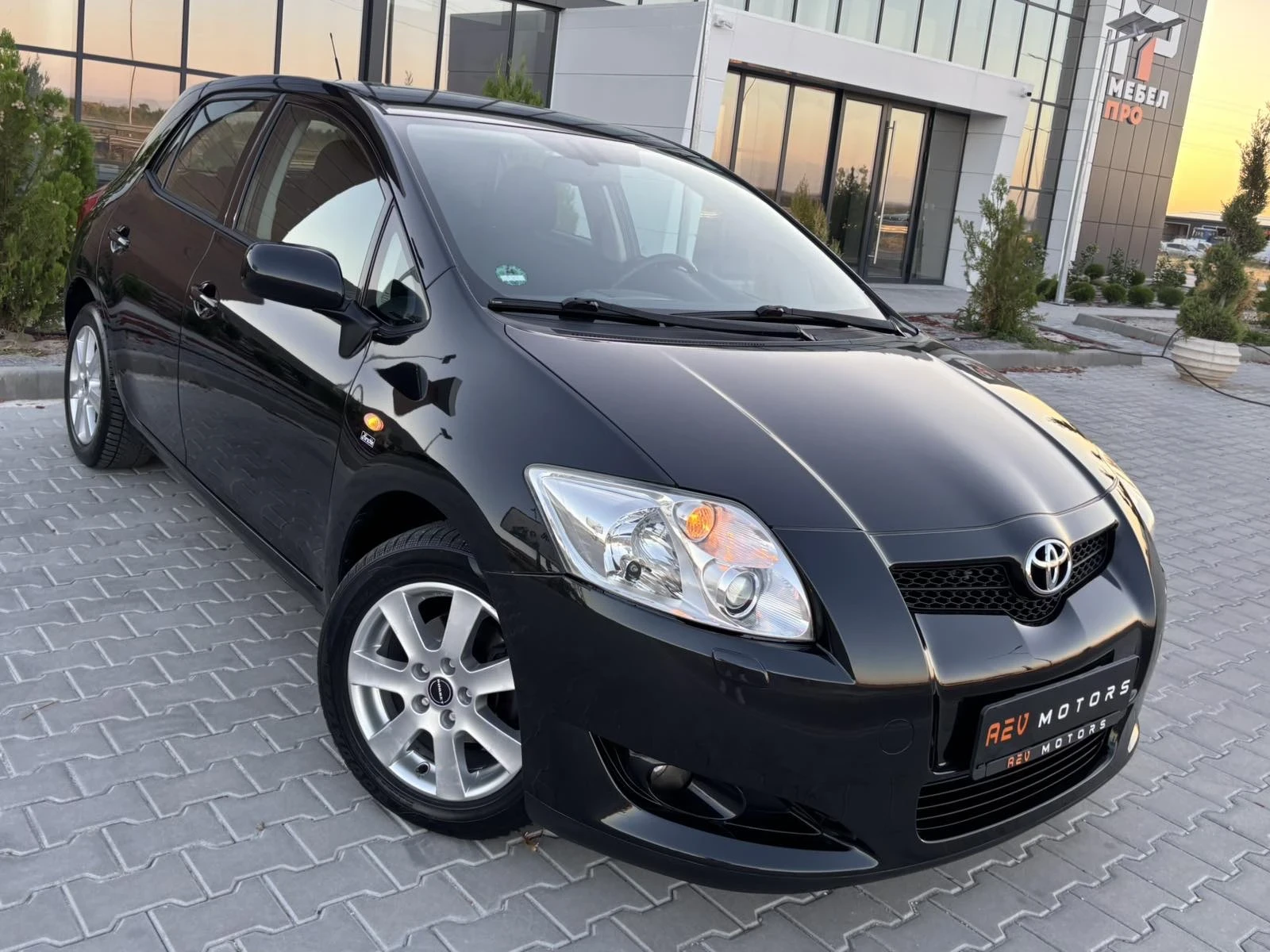 Toyota Auris 1.6Vvti/124кс/Автомат/Ксенон/KEYLESs GO, снимка 2 - Автомобили и джипове - 56022381