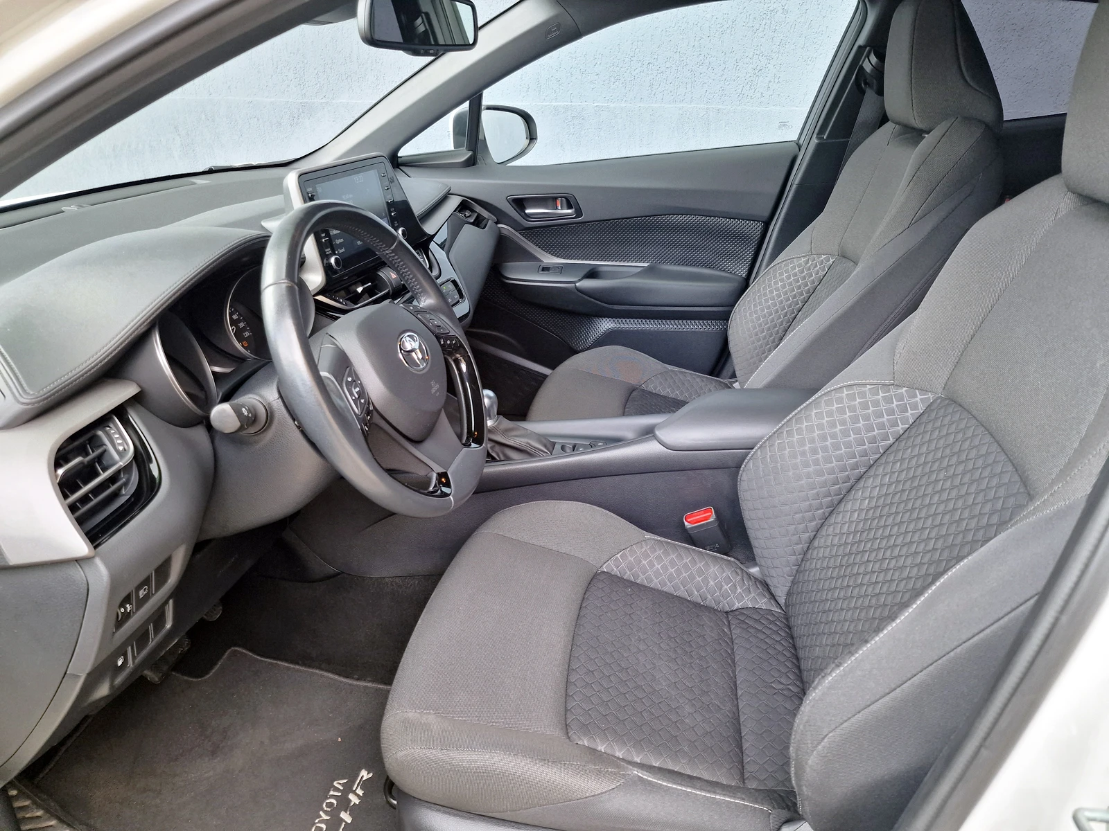 Toyota C-HR 1.8 FACE/DISTRONIC/KAYLESS GO/CAMERA/ANDROID AUTO, снимка 12 - Автомобили и джипове - 54842729