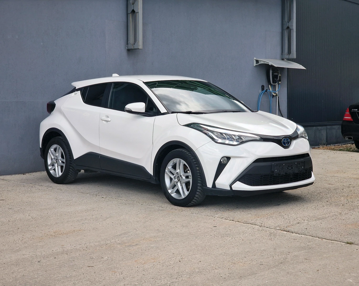Toyota C-HR 1.8 FACE/DISTRONIC/KAYLESS GO/CAMERA/ANDROID AUTO, снимка 2 - Автомобили и джипове - 54842729