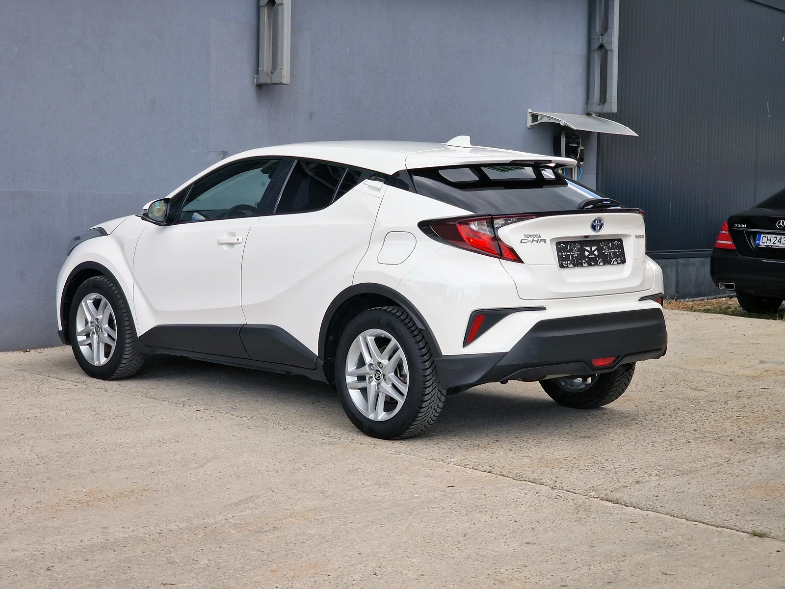 Toyota C-HR 1.8 FACE/DISTRONIC/KAYLESS GO/CAMERA/ANDROID AUTO, снимка 6 - Автомобили и джипове - 54842729