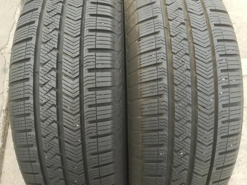 Гуми Зимни 215/65R17, снимка 1 - Гуми и джанти - 33918447