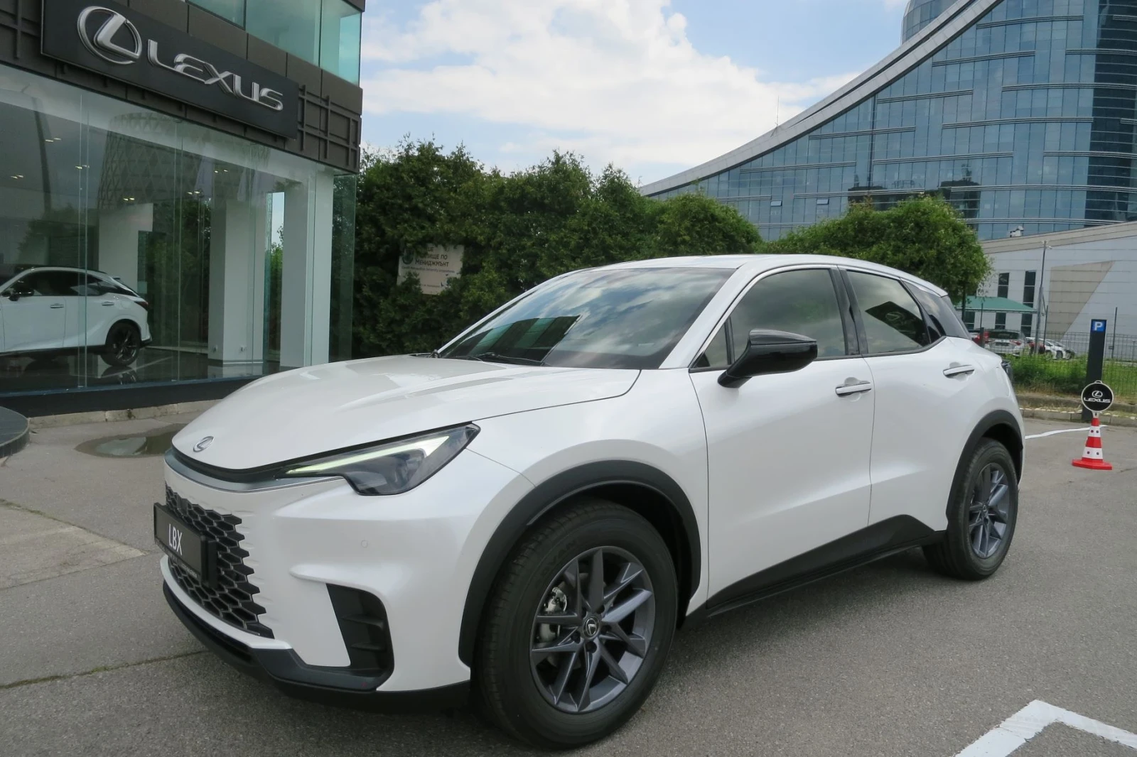 Lexus LBX 0km НОВ от 379 лв./мес. 10 Г.ГАРАНЦИЯ - изображение 6