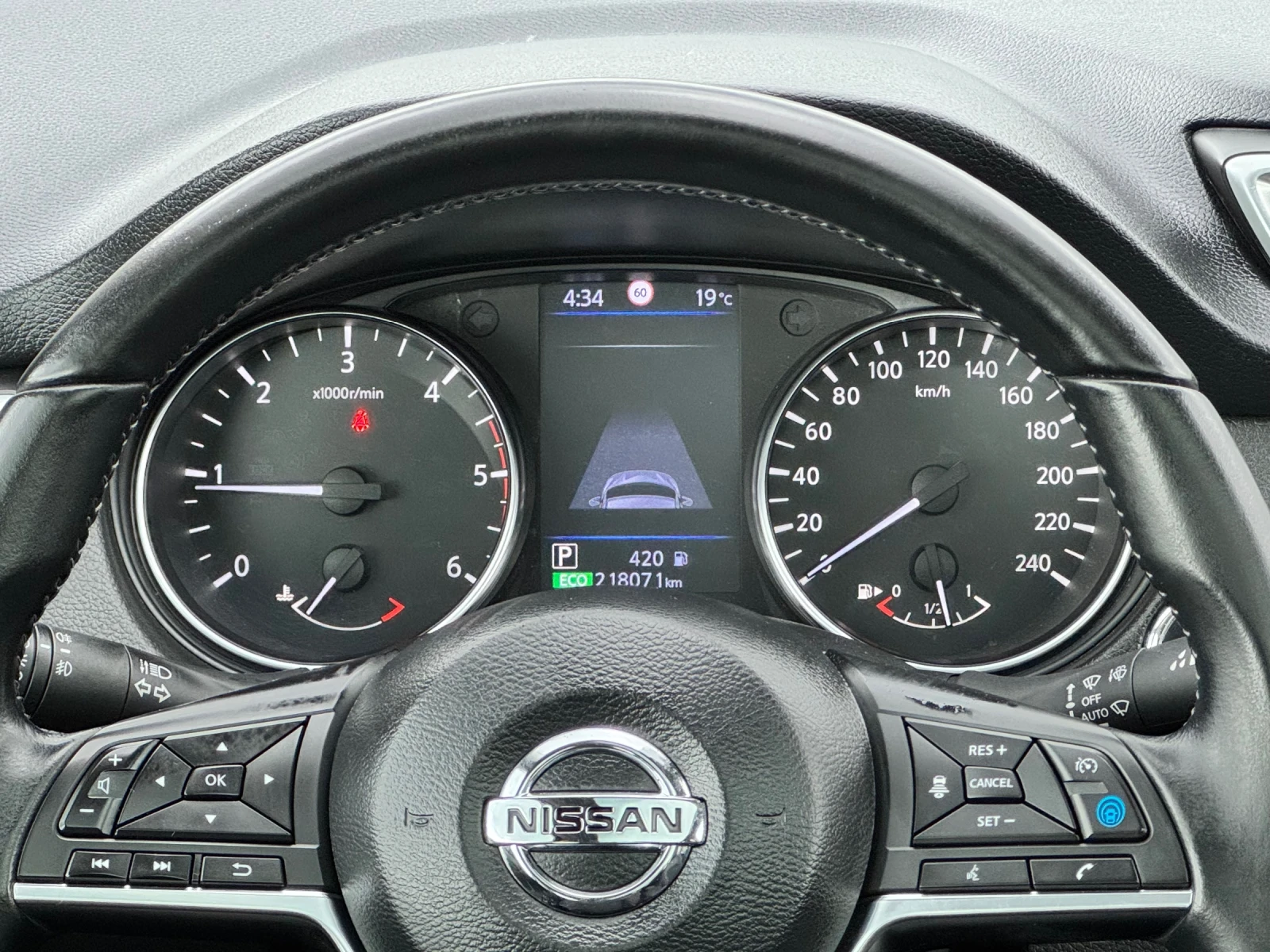 Nissan Qashqai 1.7DCI 4x4 АВТОМАТ КОЖА ПАНОРАМА НАВИГАЦИЯ, снимка 13 - Автомобили и джипове - 54479196