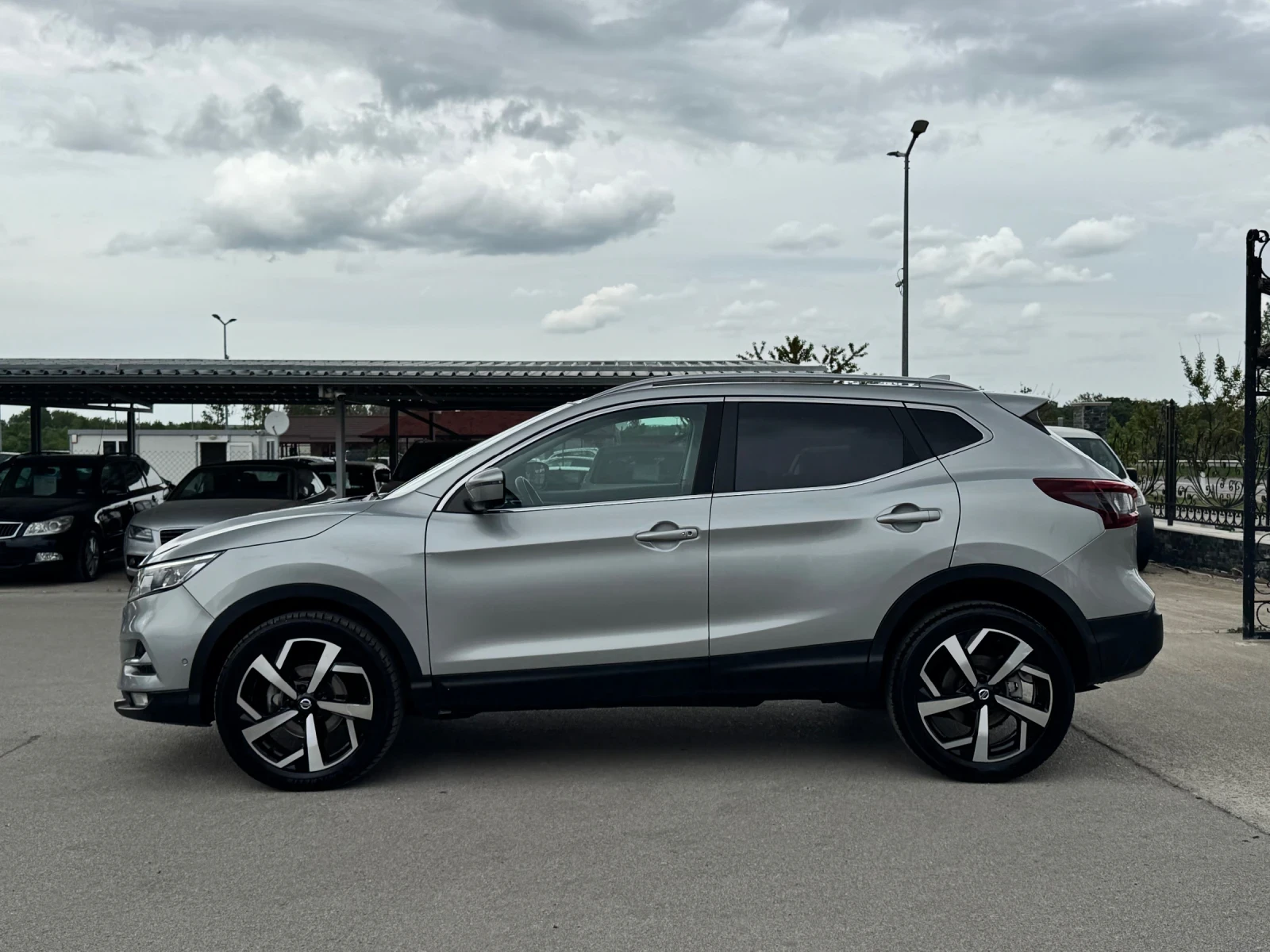 Nissan Qashqai 1.7DCI 4x4 АВТОМАТ КОЖА ПАНОРАМА НАВИГАЦИЯ, снимка 2 - Автомобили и джипове - 54479196