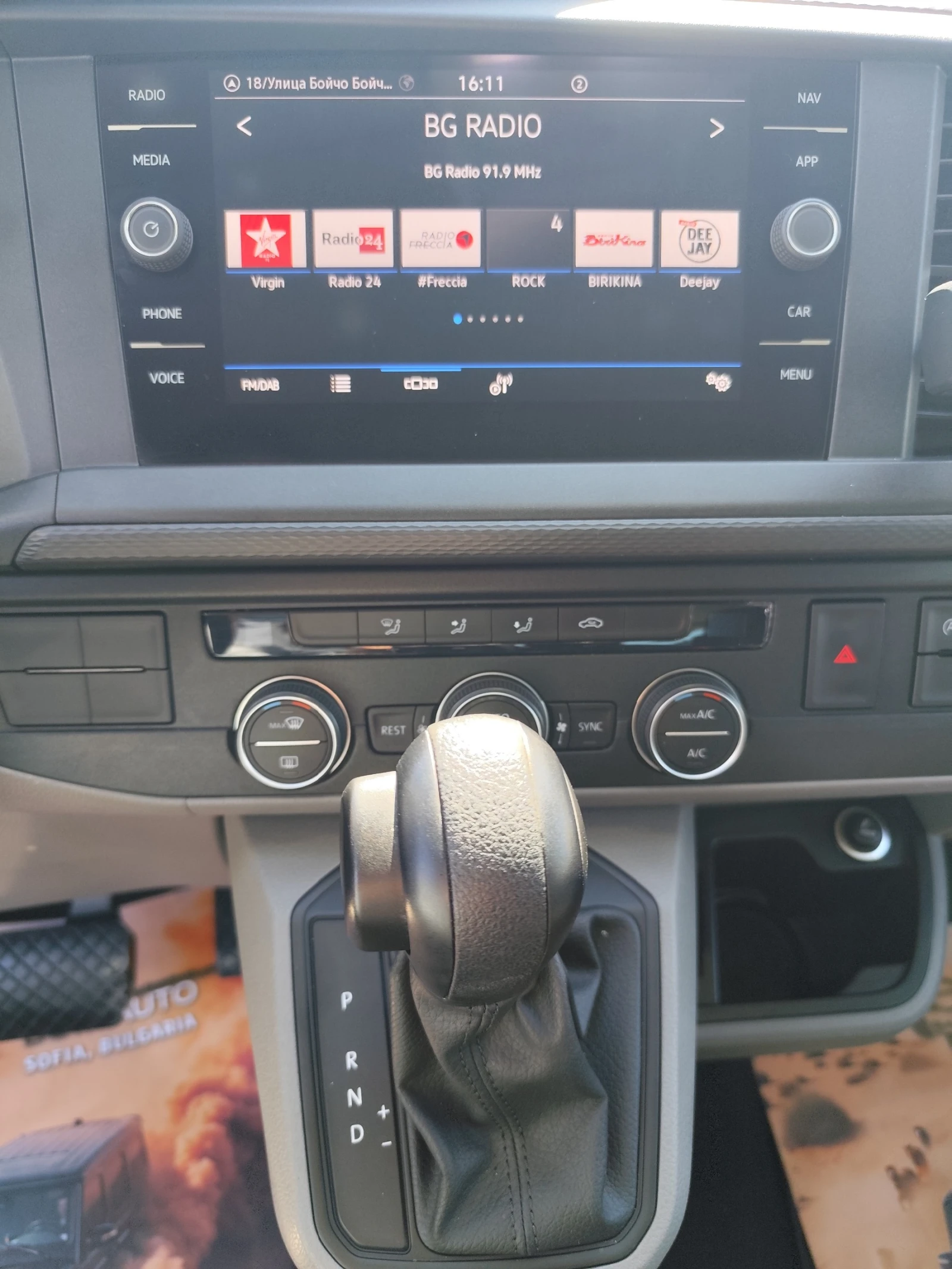 VW Caravelle 2.0TDi* 4MOTION* 9MECTA* EВРО 6D* NAVI* CARPLAY* , снимка 9 - Бусове и автобуси - 54304749