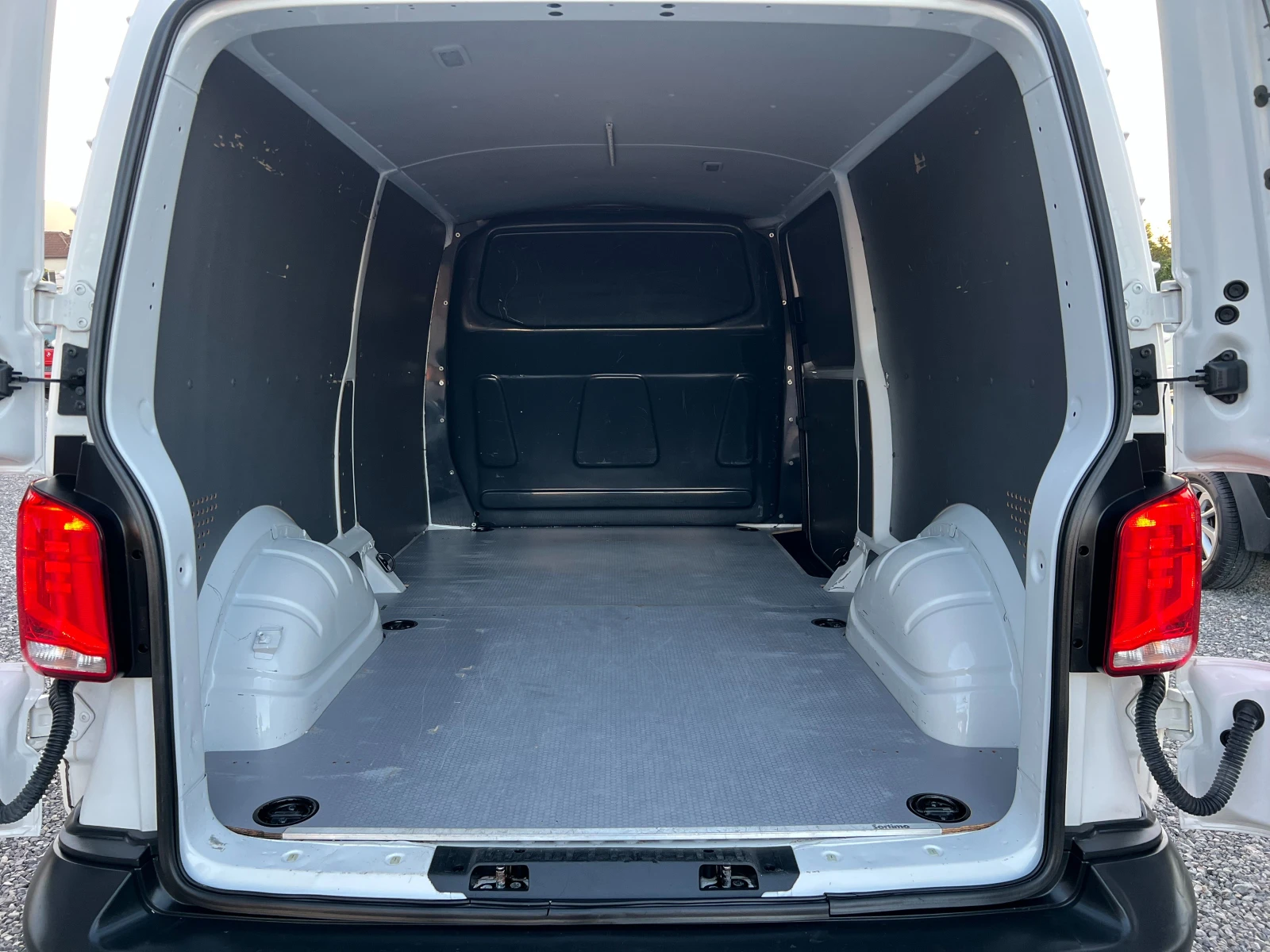 VW Transporter 2.0TDI ДЪЛГА БАЗА/3-Местен/Сервизна история/, снимка 10 - Бусове и автобуси - 54976634