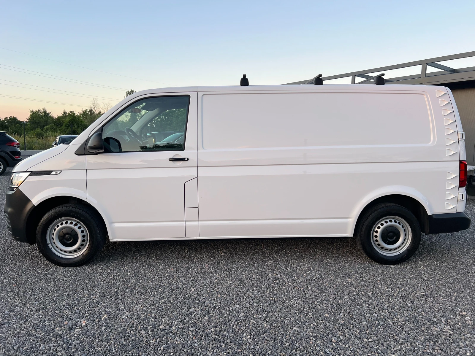 VW Transporter 2.0TDI ДЪЛГА БАЗА/3-Местен/Сервизна история/, снимка 2 - Бусове и автобуси - 54976634