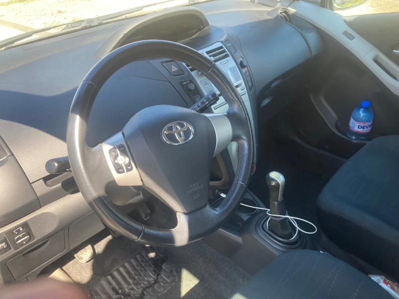 Toyota Yaris 1.3vvti 4цил., снимка 5 - Автомобили и джипове - 47967368