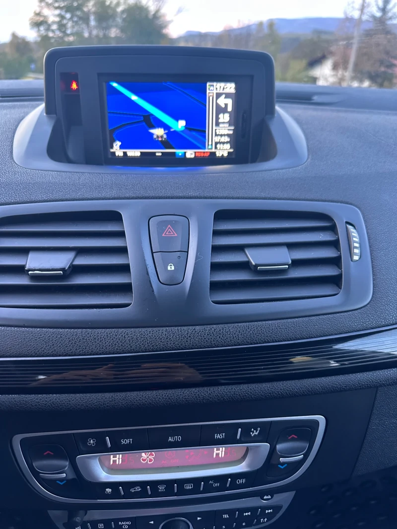 Renault Megane 1.5 DCi АВТОМАТ 2012 г , снимка 12 - Автомобили и джипове - 52151881