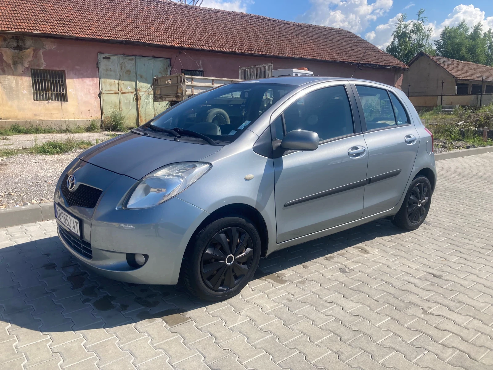 Toyota Yaris 1.3vvti 4цил. - изображение 8