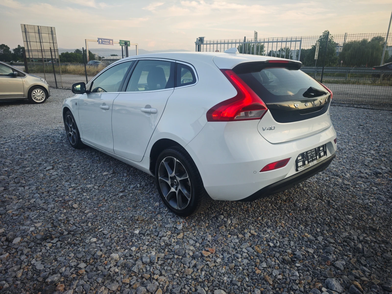 Volvo V40 2.0D OCEAN RACE - изображение 6