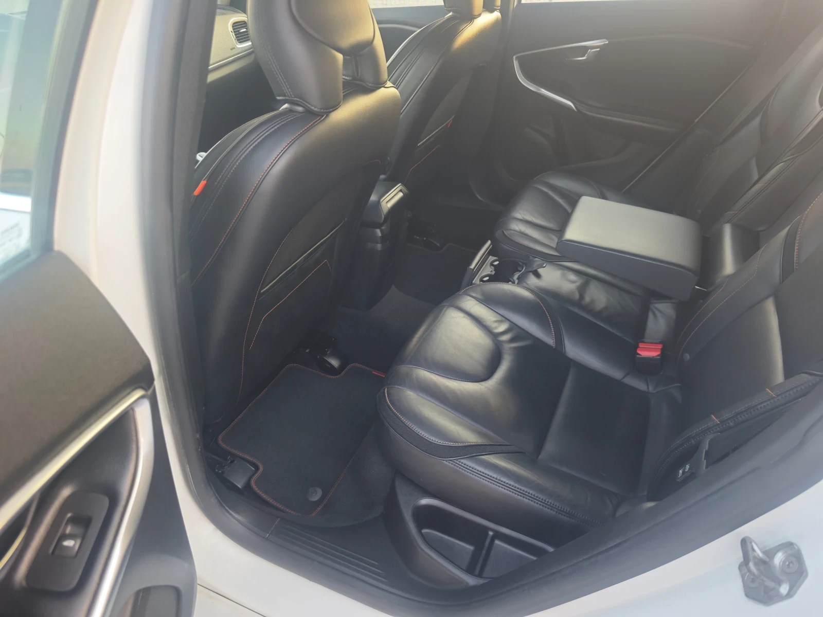Volvo V40 2.0D OCEAN RACE - изображение 10