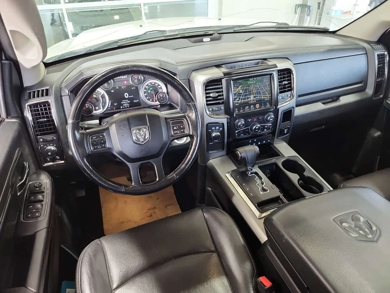 Dodge RAM 1500   5.7L SPORT / КОЖА / ПОДГРЕВ / ПАНОРАМА , снимка 9 - Автомобили и джипове - 55471988