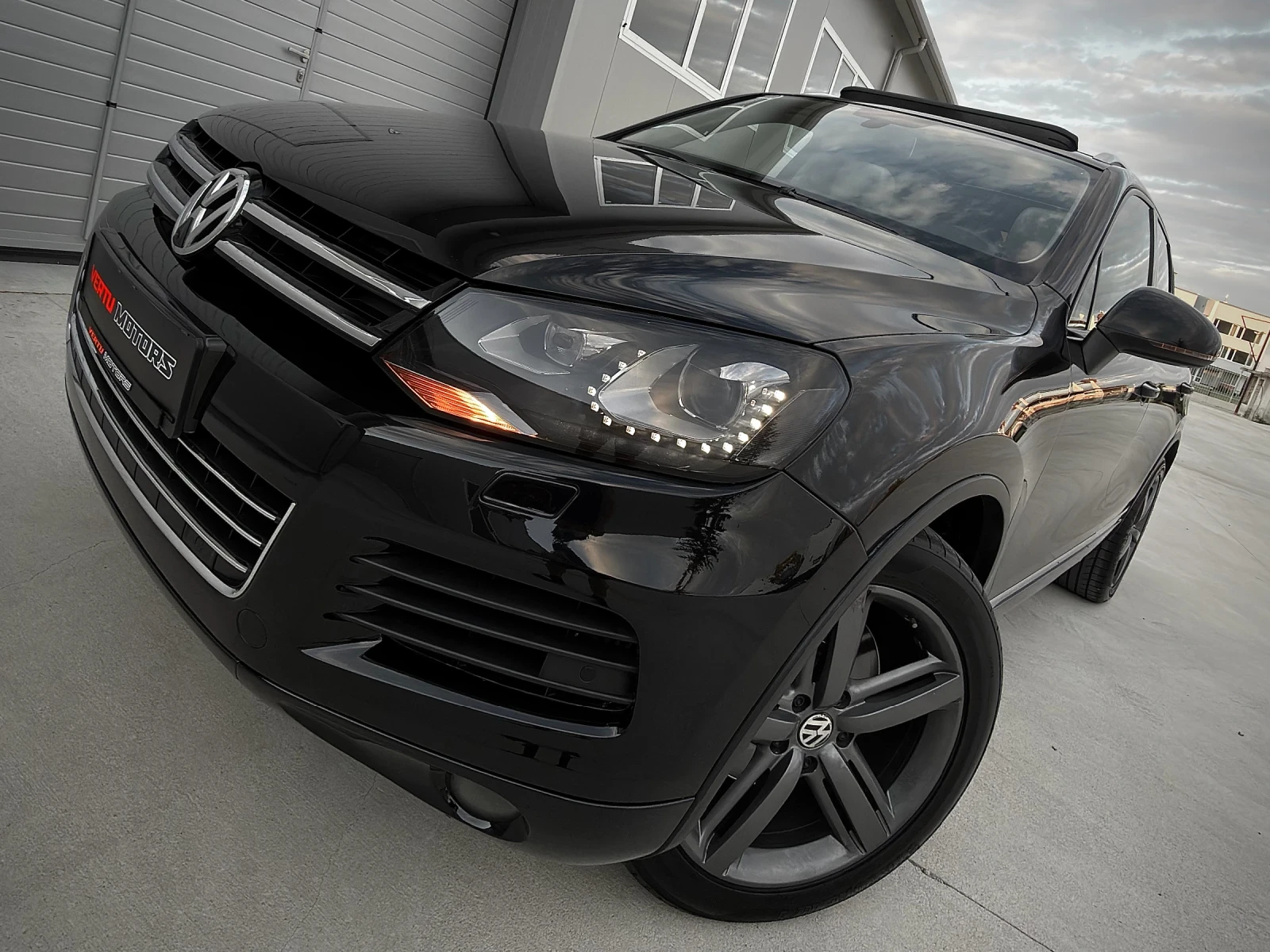 VW Touareg 4.2TDI V8/ PANO/ 3xTV/ 4MOTION/ EXCLUSIVE/ CARBON, снимка 15 - Автомобили и джипове - 55482854