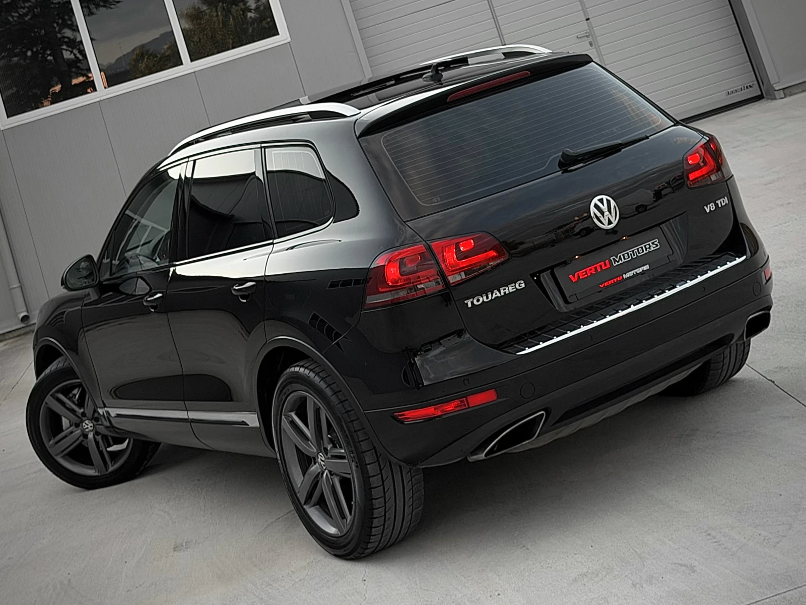 VW Touareg 4.2TDI V8/ PANO/ 3xTV/ 4MOTION/ EXCLUSIVE/ CARBON, снимка 6 - Автомобили и джипове - 55482854