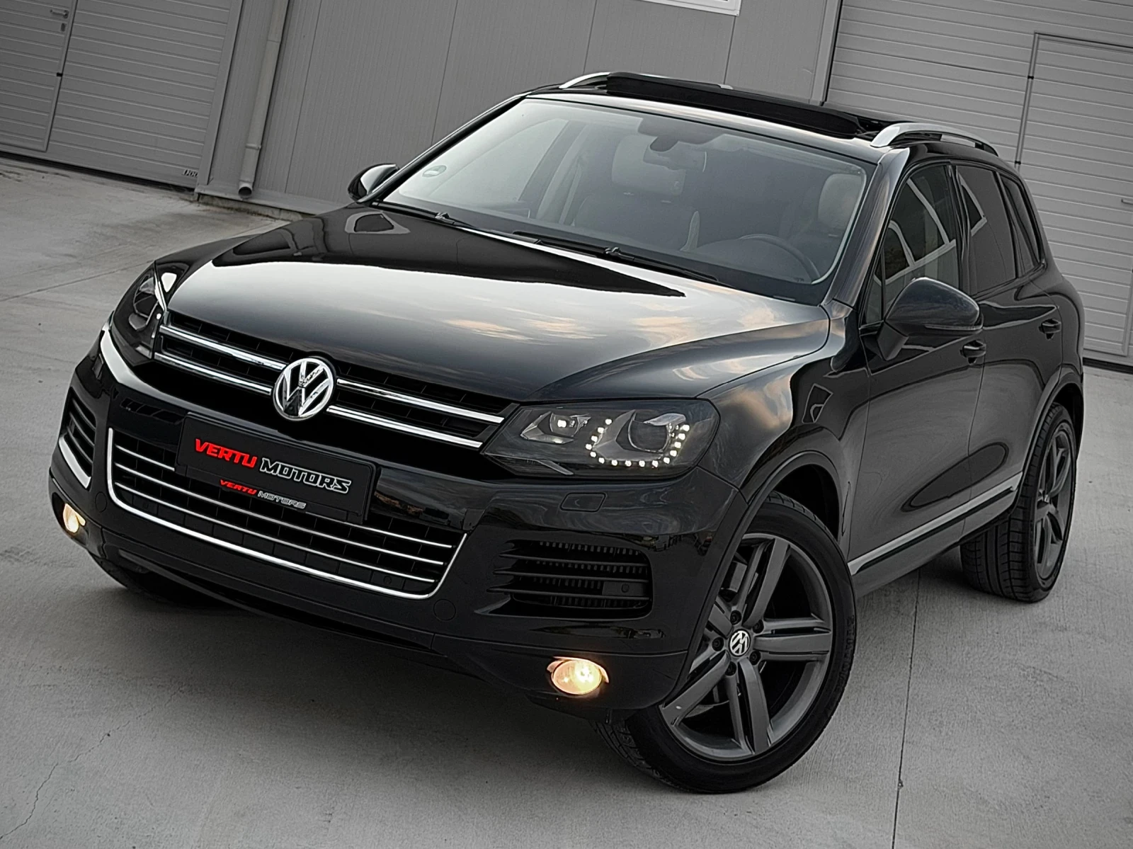 VW Touareg 4.2TDI V8/ PANO/ 3xTV/ 4MOTION/ EXCLUSIVE/ CARBON, снимка 2 - Автомобили и джипове - 55482854