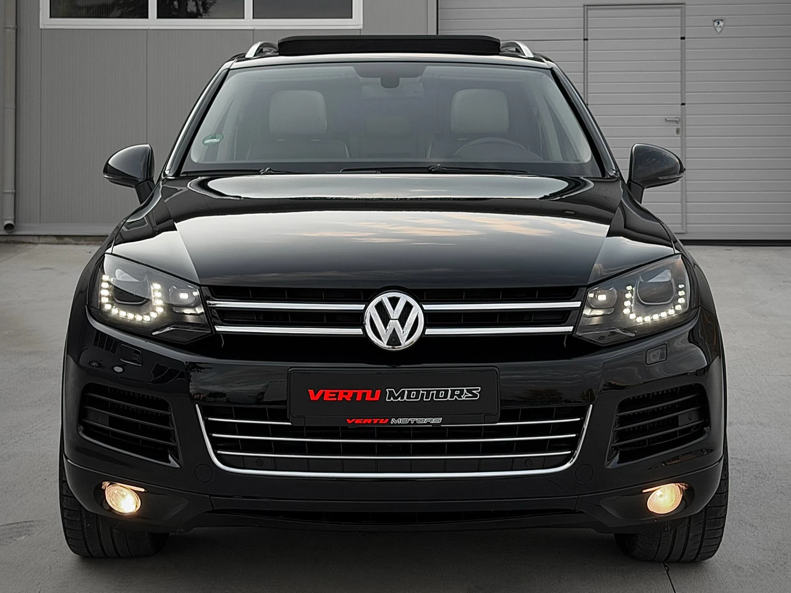 VW Touareg 4.2TDI V8/ PANO/ 3xTV/ 4MOTION/ EXCLUSIVE/ CARBON, снимка 3 - Автомобили и джипове - 55482854