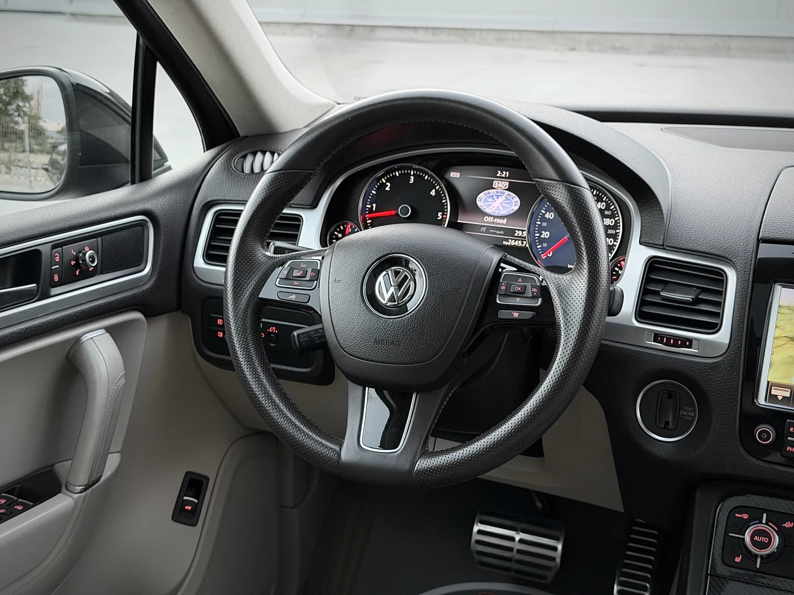 VW Touareg 4.2TDI V8/ PANO/ 3xTV/ 4MOTION/ EXCLUSIVE/ CARBON, снимка 8 - Автомобили и джипове - 55482854