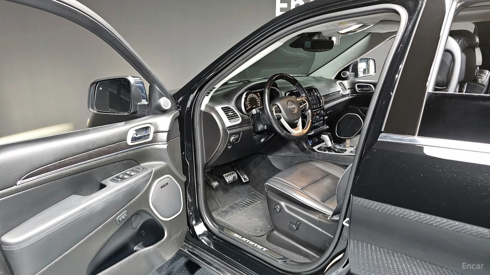 Jeep Cherokee SUMMIT* PANO* КОЖА* ОБДУХВАНЕ* ПОДГРЕВ* НАВИ* КАМЕ, снимка 9 - Автомобили и джипове - 55501310