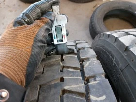 Гуми Зимни 265/70R19.5, снимка 4