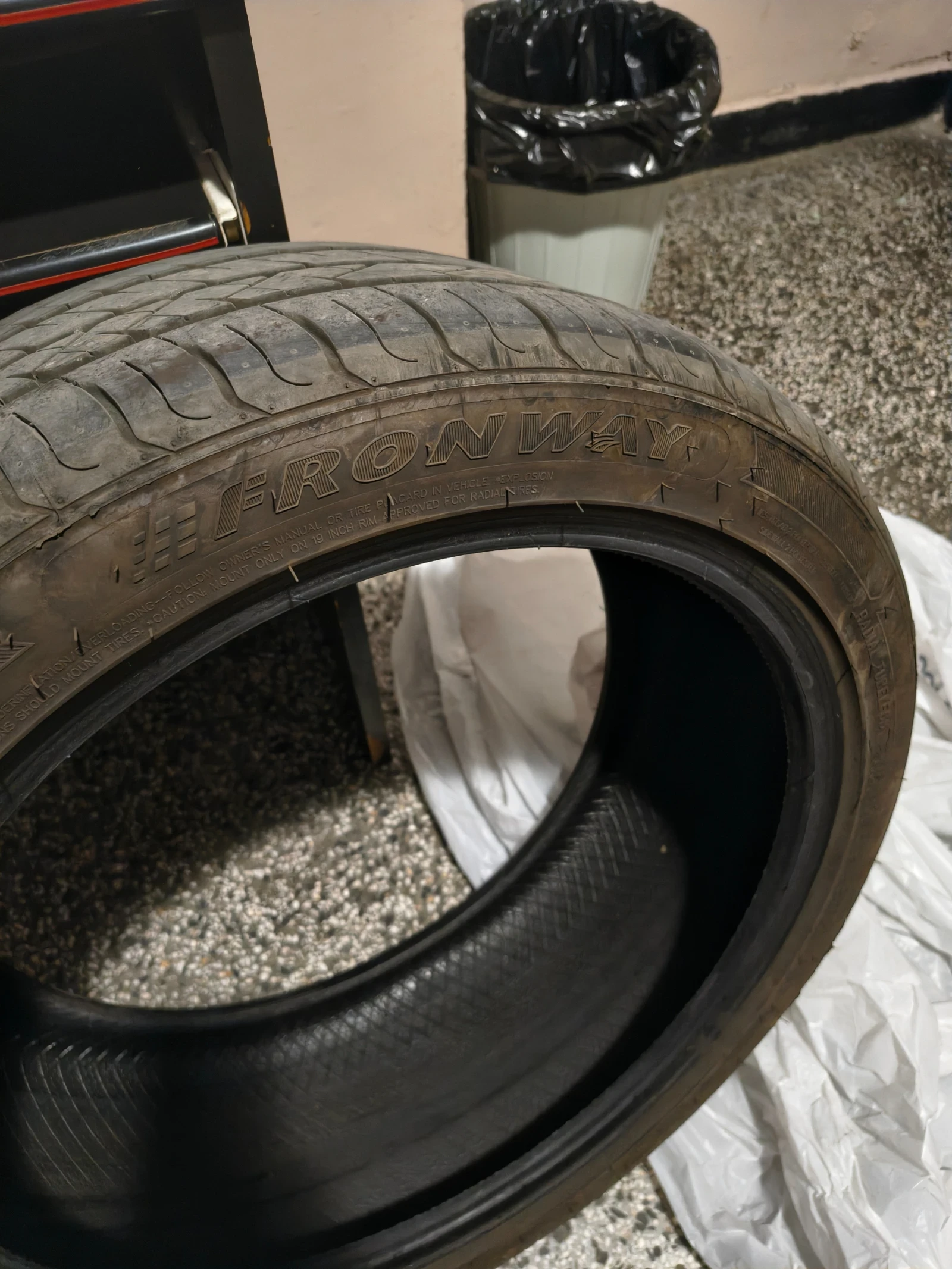 Гуми Летни 245/40R19, снимка 3 - Гуми и джанти - 56345140