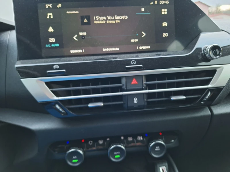 Citroen C4 08.2022 г от Италия, снимка 8 - Автомобили и джипове - 52877888