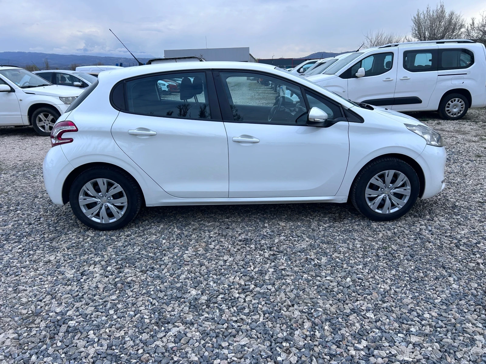 Peugeot 208 1.4 HDI Euro 5 , снимка 6 - Автомобили и джипове - 53952596