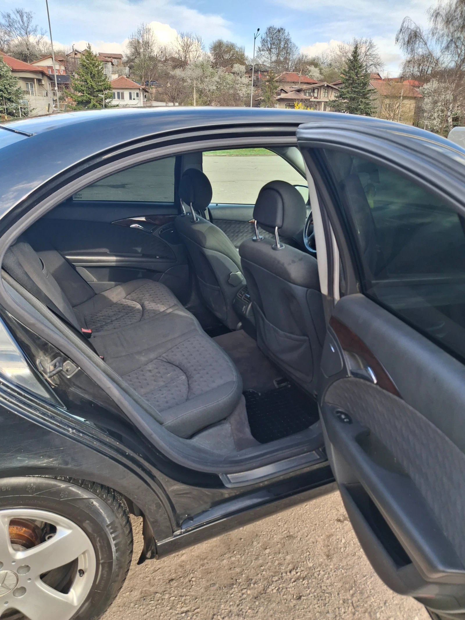 Mercedes-Benz E 220, снимка 5 - Автомобили и джипове - 55036396
