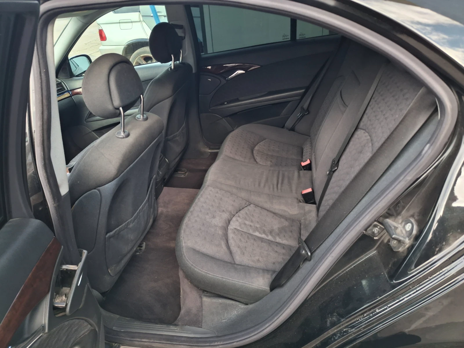 Mercedes-Benz E 220, снимка 10 - Автомобили и джипове - 55036396
