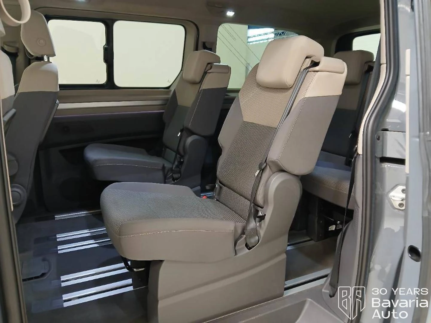 VW Multivan Edition long DSG Easy Open Basic, снимка 8 - Автомобили и джипове - 55445724