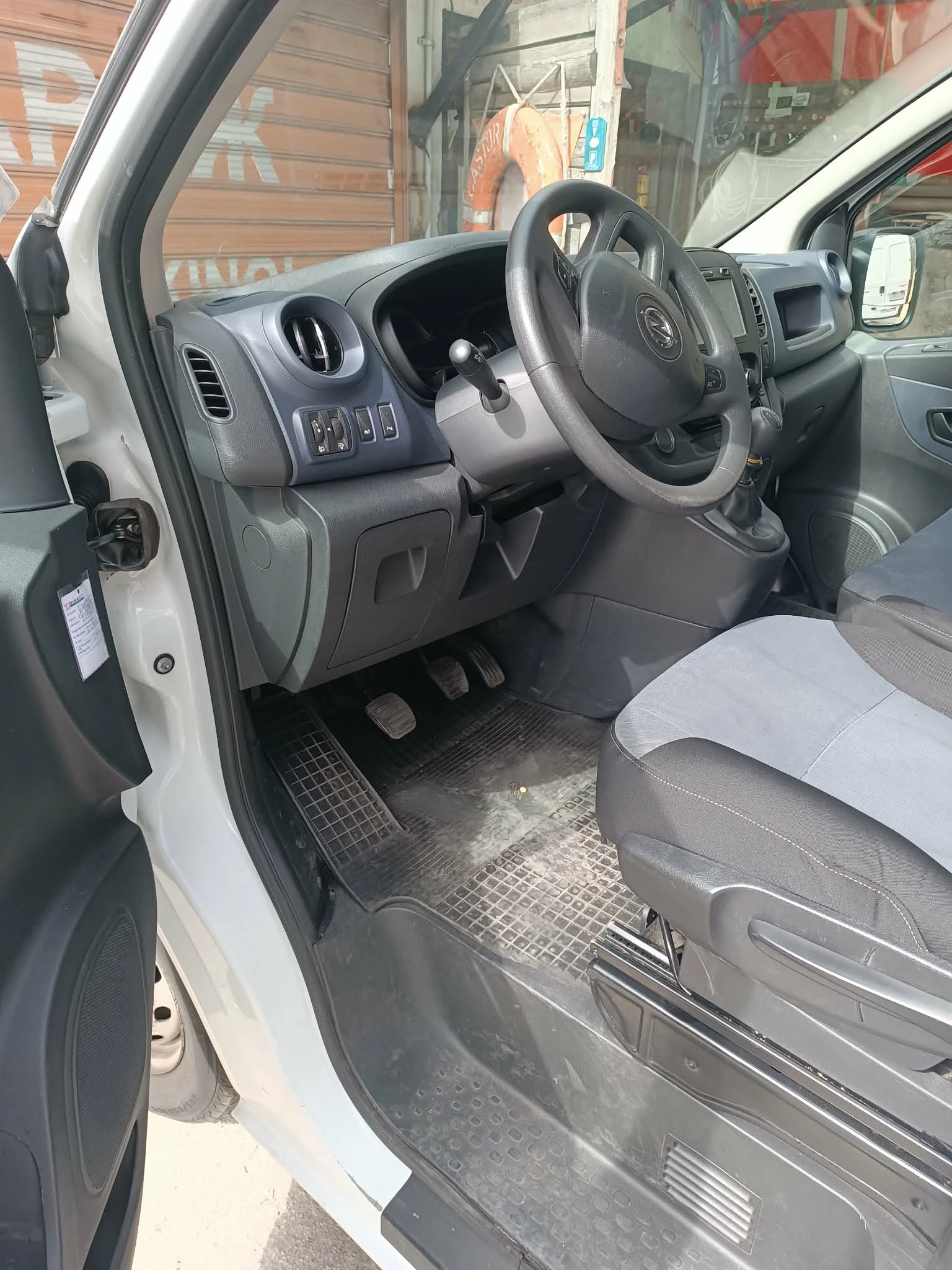 Opel Vivaro, снимка 13 - Бусове и автобуси - 54205399