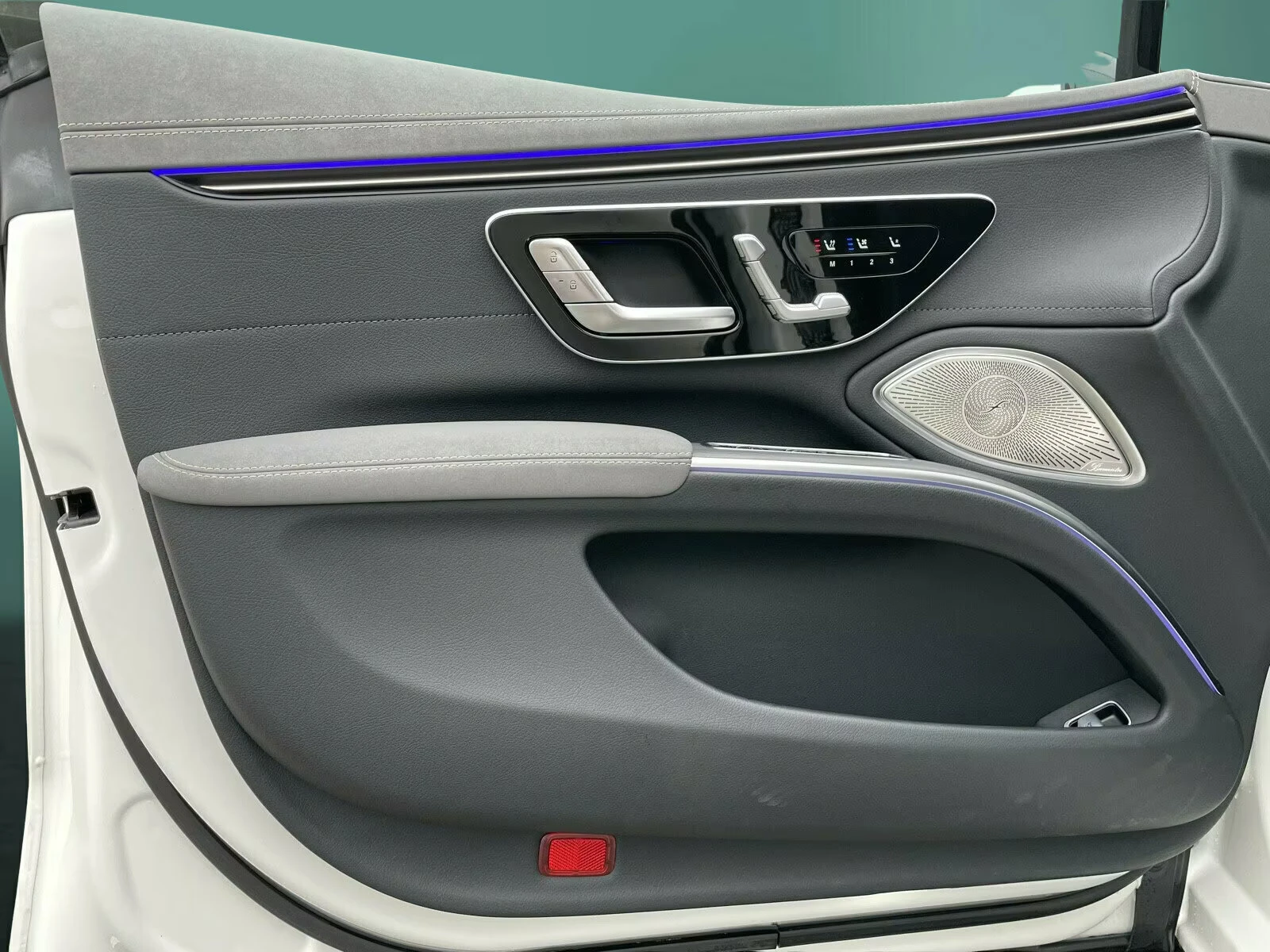 Mercedes-Benz EQS 450+ /333HP/AMG/360/PANO/BURM/DISTR/AIRM/165z, снимка 15 - Автомобили и джипове - 53874747