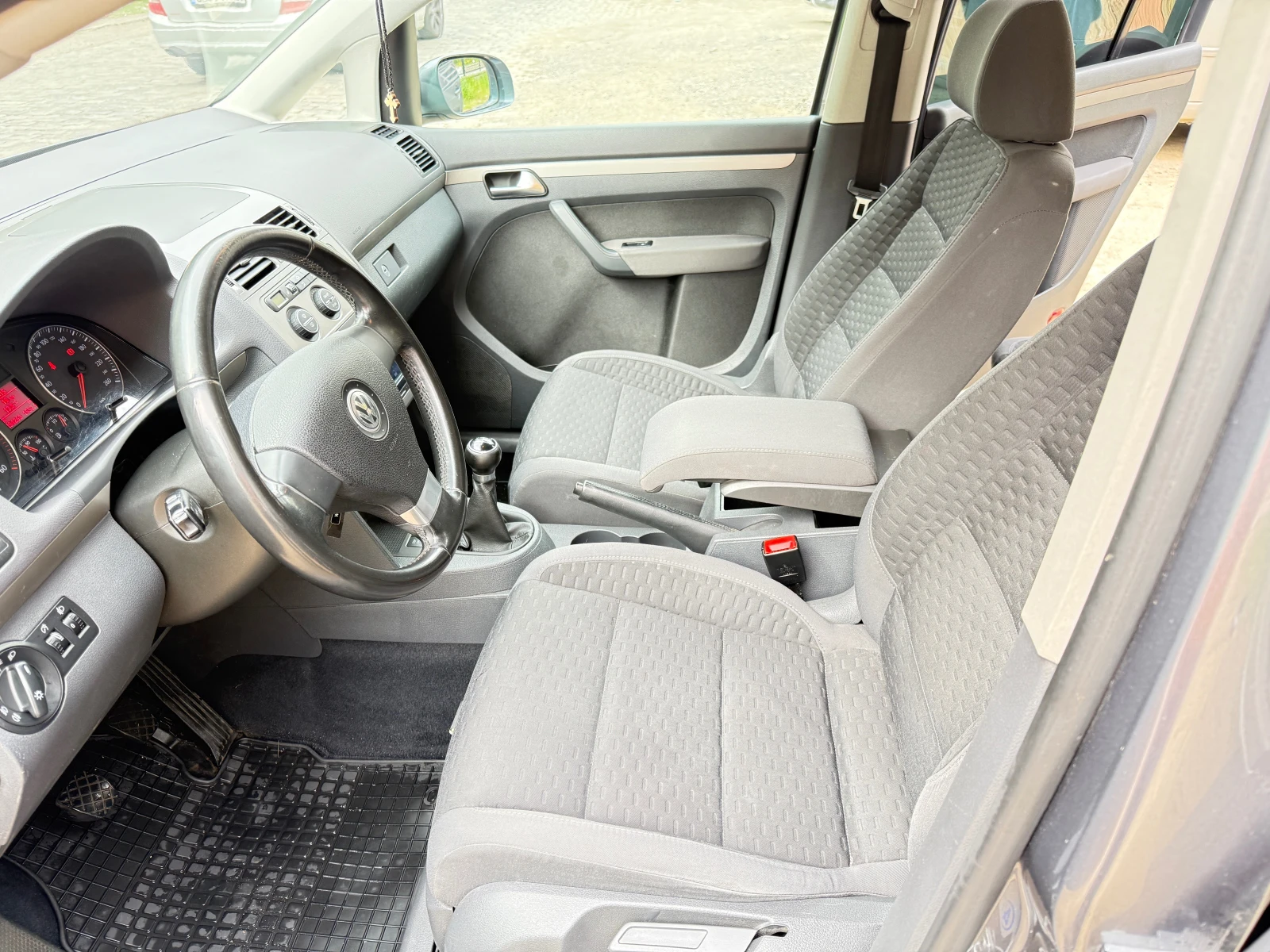 VW Touran 1.9 TDI 105 к.с., снимка 13 - Автомобили и джипове - 54470057