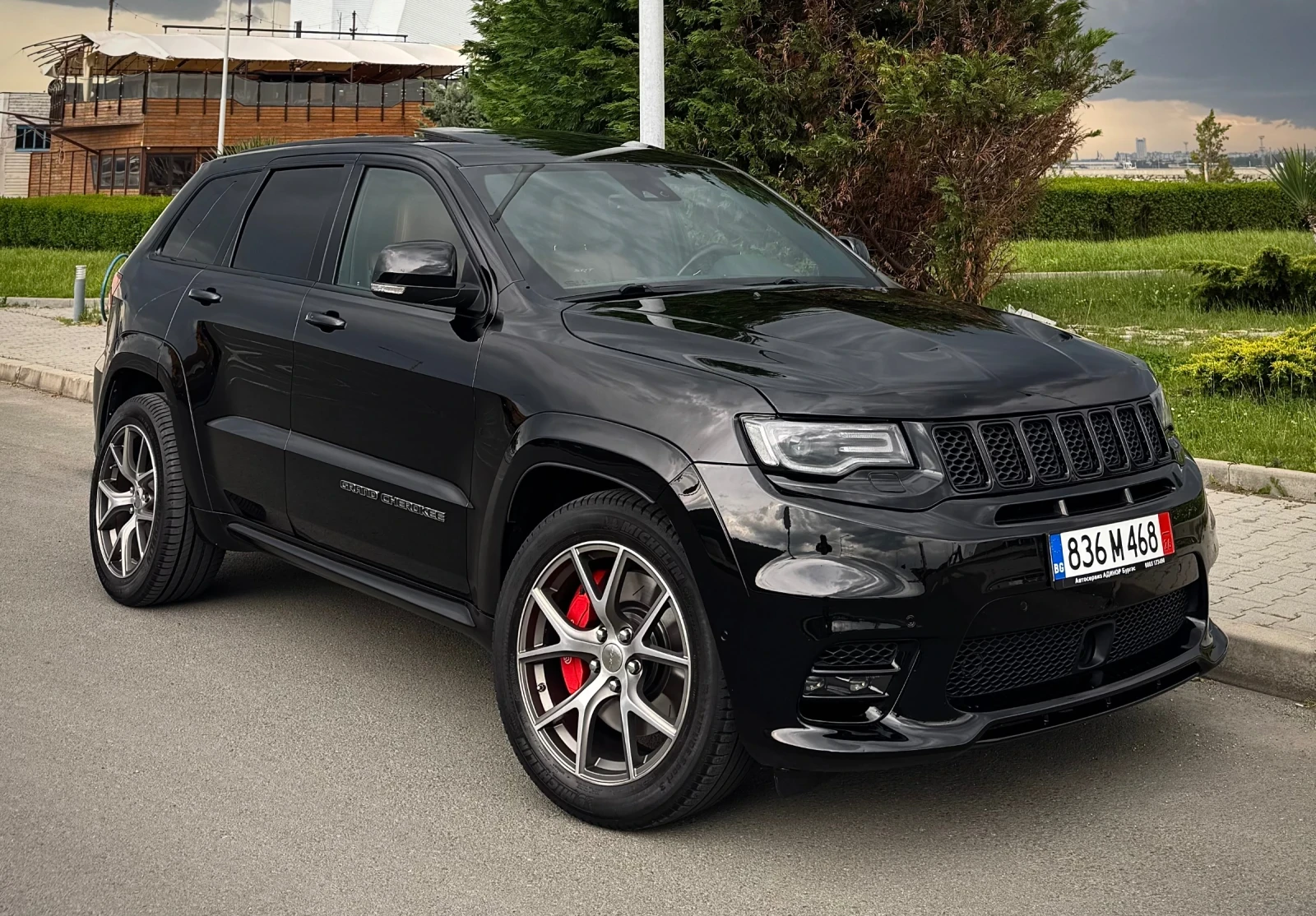 Jeep Grand cherokee 6.4 V8 SRT FACE EXCLUSIVE FULL 102хил.км., снимка 3 - Автомобили и джипове - 54812651