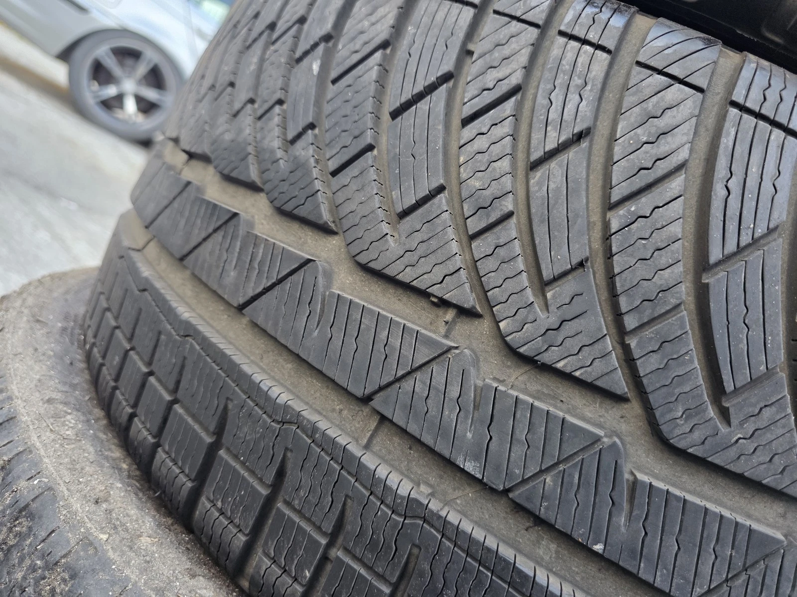 Гуми Зимни 255/35R18, снимка 2 - Гуми и джанти - 56724847