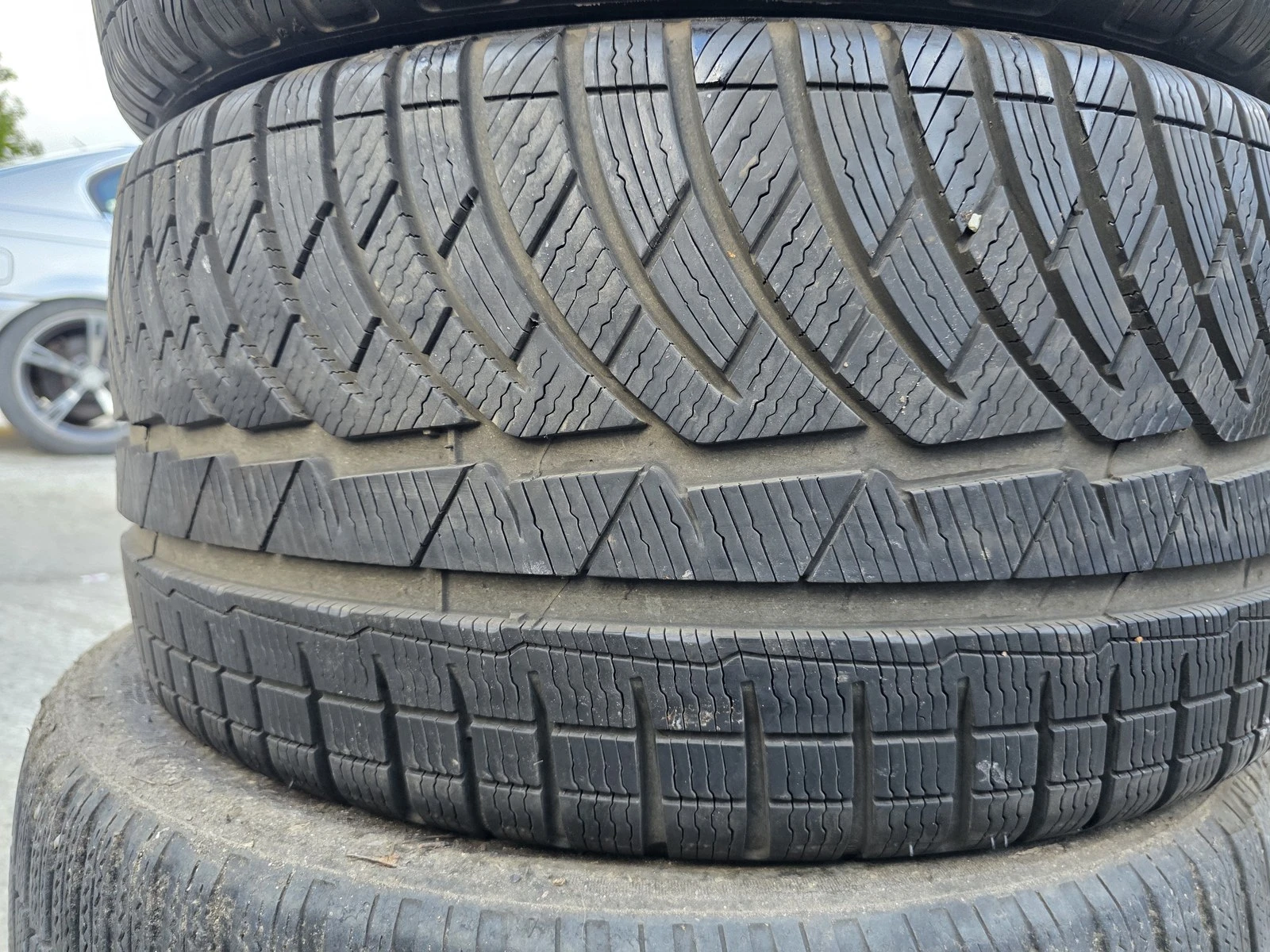 Гуми Зимни 255/35R18, снимка 5 - Гуми и джанти - 56724847