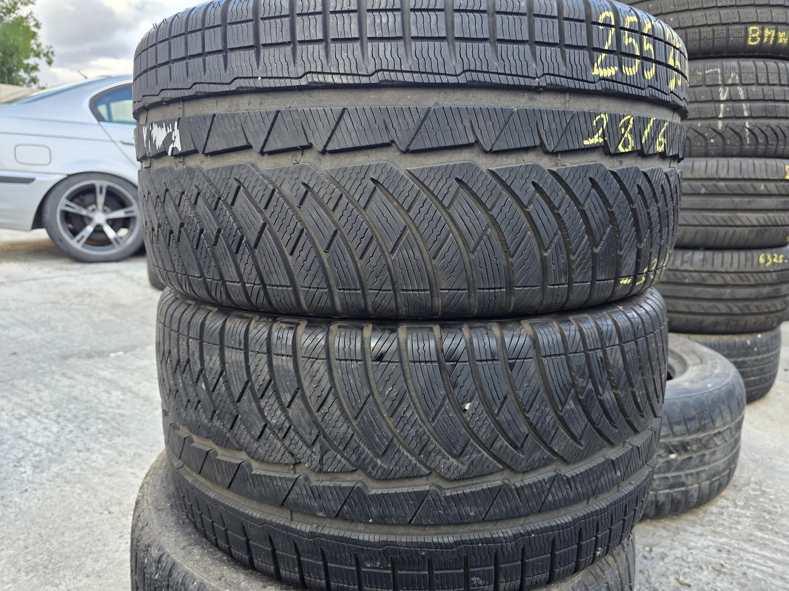 Гуми Зимни 255/35R18, снимка 3 - Гуми и джанти - 56724847