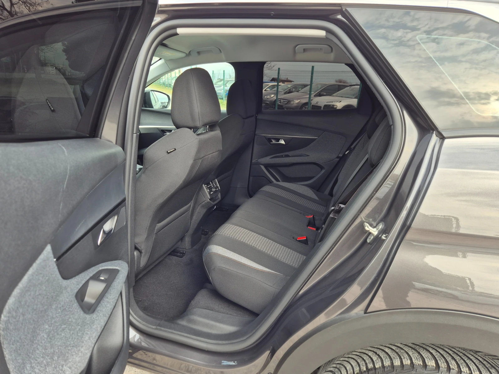 Peugeot 3008 1.2i PureTech 130кс, снимка 12 - Автомобили и джипове - 53926000